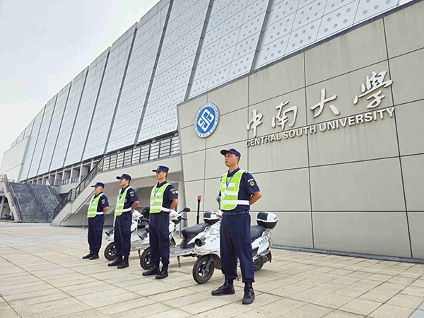 中南大學本部隊員執(zhí)勤風采